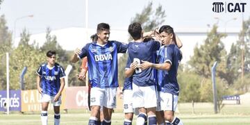 Talleres sigue con su cosecha productiva en juveniles y esta vez la víctima fue Independiente\u002E