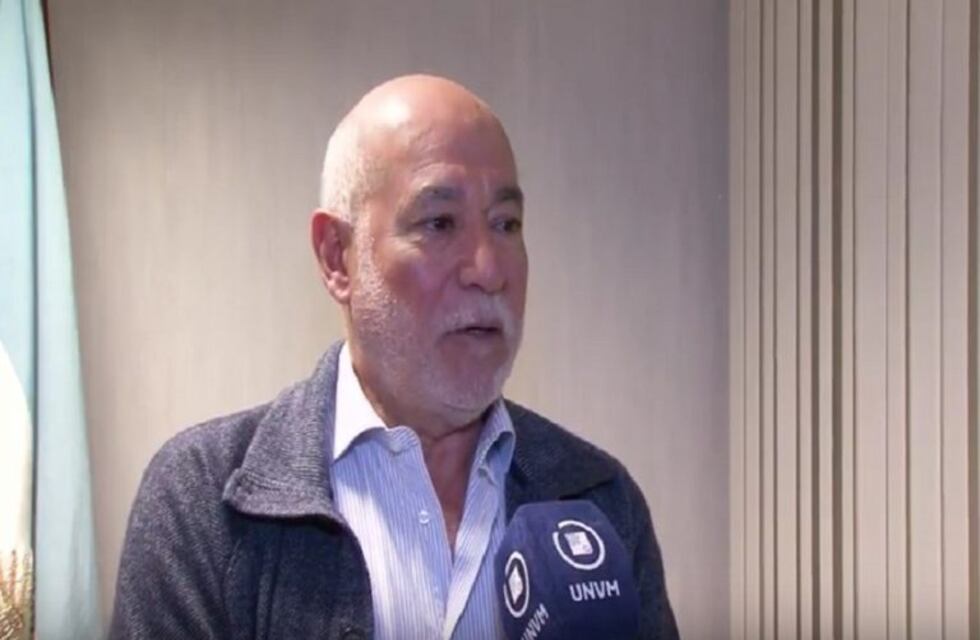 El Papa Francisco, a los abrazos con un funcionario cordobés