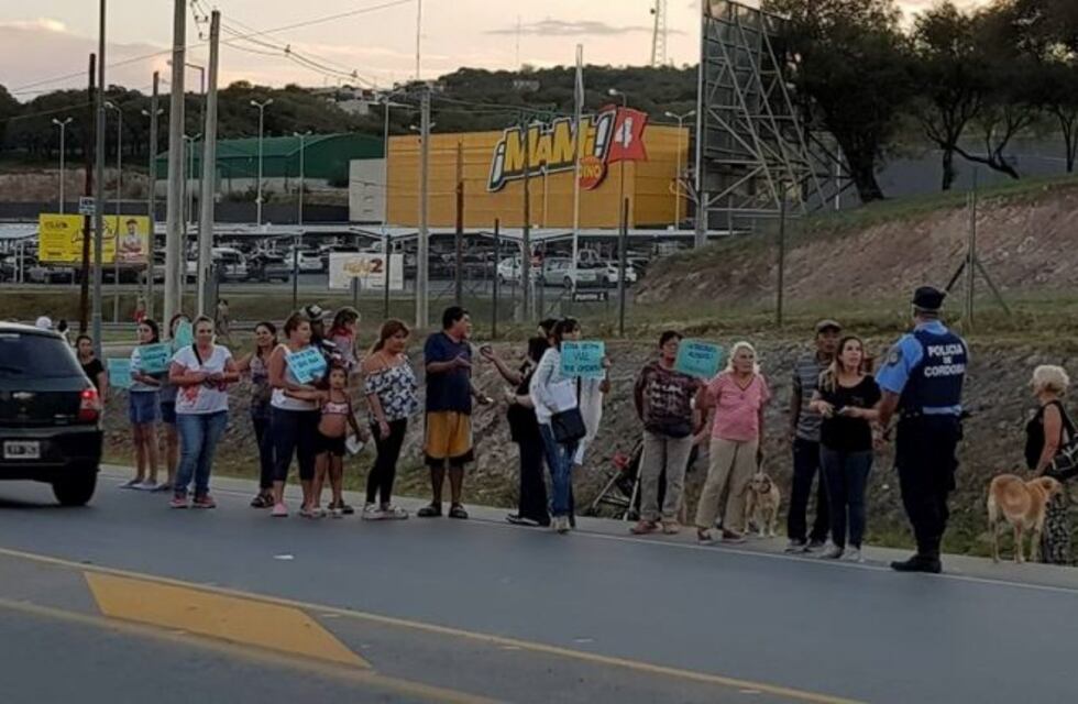 Salsipuedes: protesta y corte de ruta de vecinos pidiendo seguridad vial en la E-53