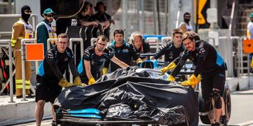 George Russell empuja el coche dañado de la escudería Williams en la pista de Bakú (EFE)