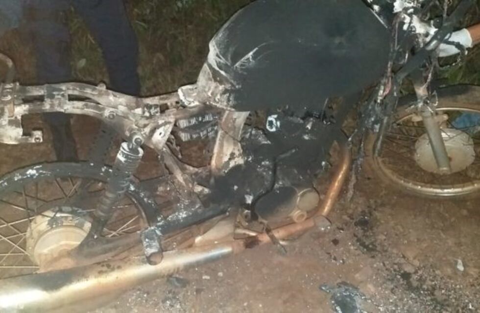 Motociclistas tocaron un cable en la calle y murieron electrocutados