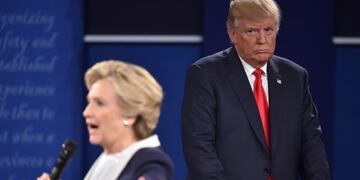 TOPSHOT - Republican presidential candidate Donald Trump listens to Democratic presidential candidate Hillary Clinton during the second presidential debate at Washington University in St. Louis, Missouri on October 9, 2016. / AFP PHOTO / Paul J. Richards