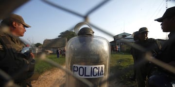 protesta indigenas del parque nacional isiboro secure protesta indios contra la construccion de carretera ruta autopista en la region de tipnis marcha \r\n\r\nPolicía antimotines custodia el ingreso al aeropuerto de Rurrenabaque, en Bolivia, cuya pista fue bloqueada por manifestantes el lunes 26 de septiembre de 2011\u002E La ministra de Defensa Cecilia Chacón renunció el lunes en desacuerdo con la represión policial a indígenas que protestan contra la construcción de una carretera amazónica impulsada por el presidente Evo Morales\u002E Los vecinos de ese pueblo amazónico lograron frenar a la policía el lunes y liberar a centenares de indígenas detenidos el domingo cuando marchaban hacia La Paz\u002E (AP foto/Juan Karita) bolivia Rurrenabaque  protesta indigenas del parque nacional isiboro secure protesta indios contra la construccion de carretera en la region de tipnis