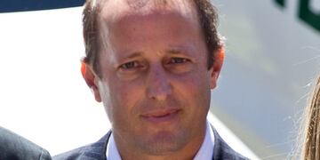 BAS55. BUENOS AIRES (ARGENTINA), 07/10/2013.- El candidato oficialista en la provincia de Buenos Aires, Martu00edn Insurralde, asiste hoy, lunes 7 de octubre de 2013, a un acto de entrega de vehu00edculos policiales encabezado por el vicepresidente argentino, Amado Boudou (fuera de cuadro), en la Casa Rosada de Buenos Aires (Argentina). La presidenta argentina, Cristina Fernu00e1ndez, guardaba reposo hoy, el primer du00eda laborable desde que le fue diagnosticada una lesiu00f3n cerebrovascular que la obligaru00e1 a permanecer un mes retirada de la primera lu00ednea polu00edtica, sin haber delegado funciones. Pese a guardar reposo, Fernu00e1ndez no ha delegado por ahora las funciones en el vicepresidente argentino, Amado Boudou, cuestionado por su presunta vinculaciu00f3n a escu00e1ndalos por corrupciu00f3n. EFE/David Fernu00e1ndezrnrn buenos aires martin insaurralde elecciones legislativas 2013 campau00f1a candidato del frente para la victoria