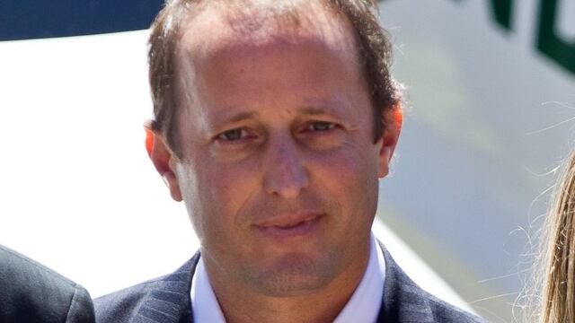 BAS55. BUENOS AIRES (ARGENTINA), 07/10/2013.- El candidato oficialista en la provincia de Buenos Aires, Martu00edn Insurralde, asiste hoy, lunes 7 de octubre de 2013, a un acto de entrega de vehu00edculos policiales encabezado por el vicepresidente argentino, Amado Boudou (fuera de cuadro), en la Casa Rosada de Buenos Aires (Argentina). La presidenta argentina, Cristina Fernu00e1ndez, guardaba reposo hoy, el primer du00eda laborable desde que le fue diagnosticada una lesiu00f3n cerebrovascular que la obligaru00e1 a permanecer un mes retirada de la primera lu00ednea polu00edtica, sin haber delegado funciones. Pese a guardar reposo, Fernu00e1ndez no ha delegado por ahora las funciones en el vicepresidente argentino, Amado Boudou, cuestionado por su presunta vinculaciu00f3n a escu00e1ndalos por corrupciu00f3n. EFE/David Fernu00e1ndezrnrn buenos aires martin insaurralde elecciones legislativas 2013 campau00f1a candidato del frente para la victoria