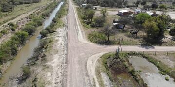 Intenso trabajo para enripiar el acceso al Paraje Cacica Dominga