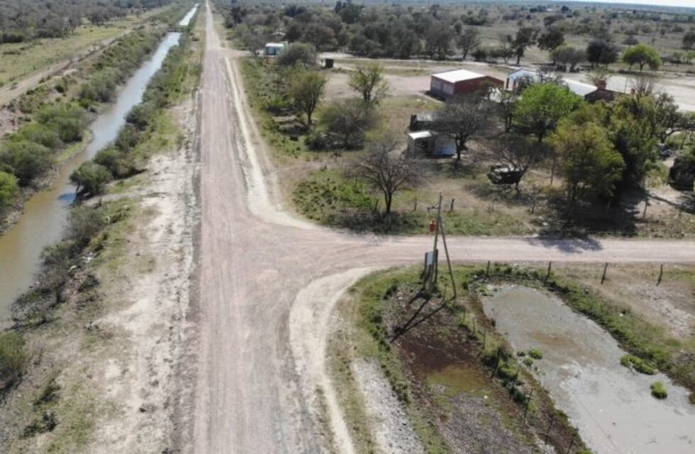 Intenso trabajo para enripiar el acceso al Paraje Cacica Dominga