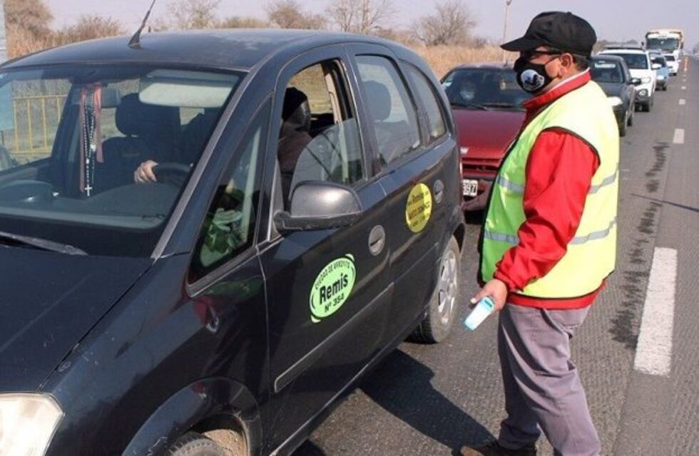 Arroyito: la policía hizo regresar a un remis con pasajeros de Villa Santa Rosa
