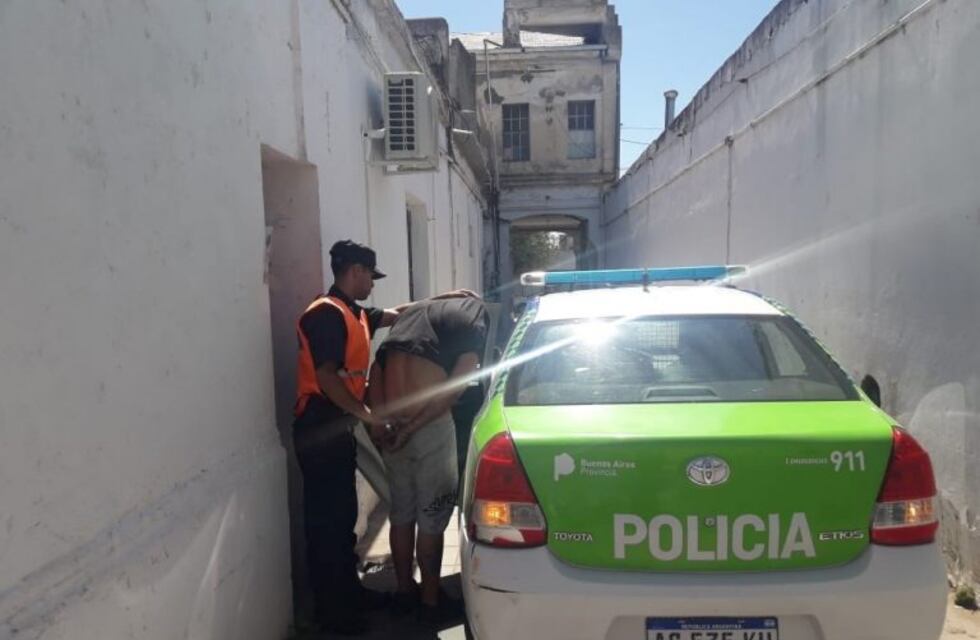 Golpeó a un policía y quedó detenido