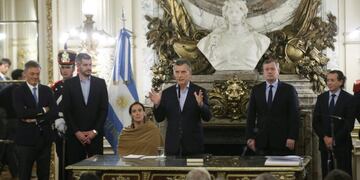 Macri le toma juramento a los nuevos ministros de Energía y Producción\u002E