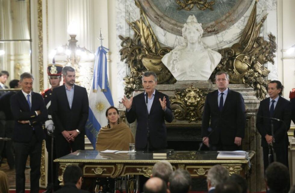 Macri le tomó juramento a los nuevos ministros de Energía y Producción