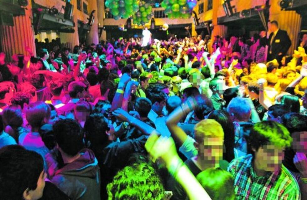 Multan a los padres de 26 alumnos que se emborracharon en la presentación de los buzos