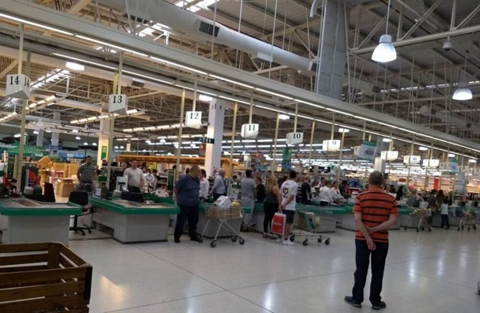 Emotivo homenaje a los caídos en Malvinas en un hipermercado mendocino