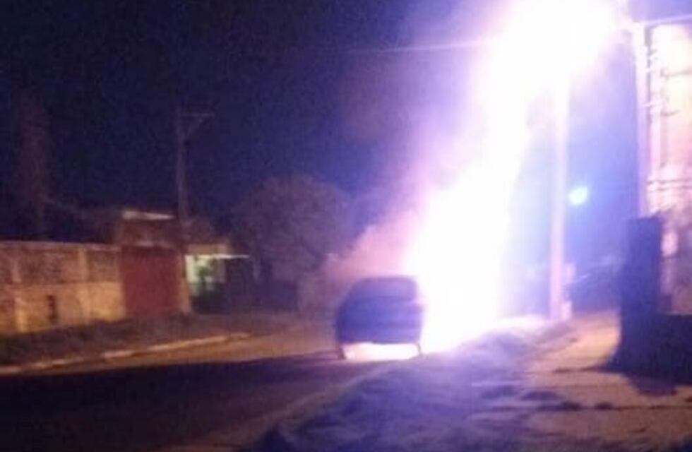 Ardió un auto en zona oeste y los daños fueron totales