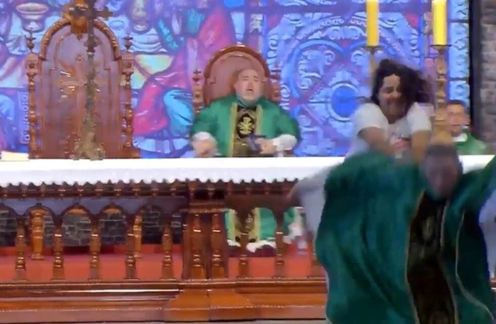 Una mujer subió al altar y empujó violentamente al cura brasileño Marcelo Rossi
