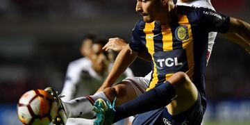 Marco Ruben (L) of Argentina's Rosario Central, vies for the ball with Anderson Martins (R) of Brazil's Sao Paulo, during their 2018 Copa Sudamericana football match held at Morumbi stadium, in Sao Paulo, Brazil, on May 9, 2018\u002E / AFP PHOTO / NELSON ALMEIDA san pablo brasil marco ruben futbol copa sudamericana 2018 futbol futbolistas san pablo rosario central