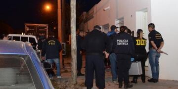 Detuvieron a tres personas por el cuerpo calcinado hallado en un auto