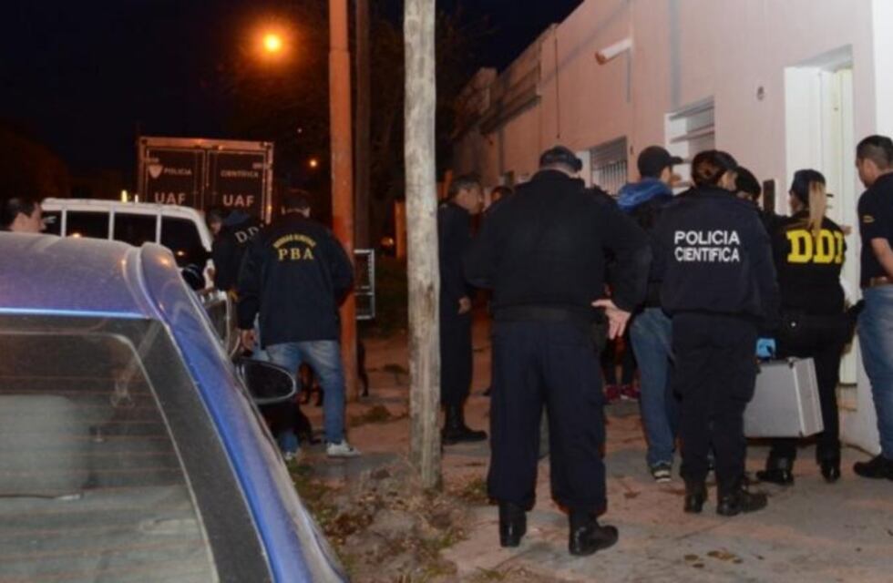 Hay tres detenidos por el cuerpo calcinado hallado en un auto