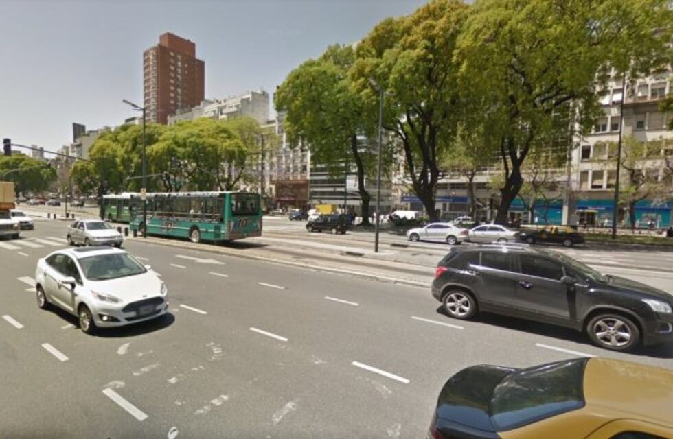 Cuatro jóvenes golpearon a otra en plena Avenida 9 de Julio