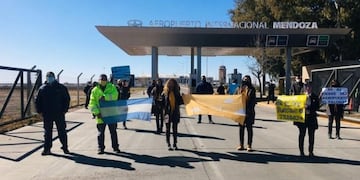 Protesta de empleados de las empresas low cost en Mendoza\u002E