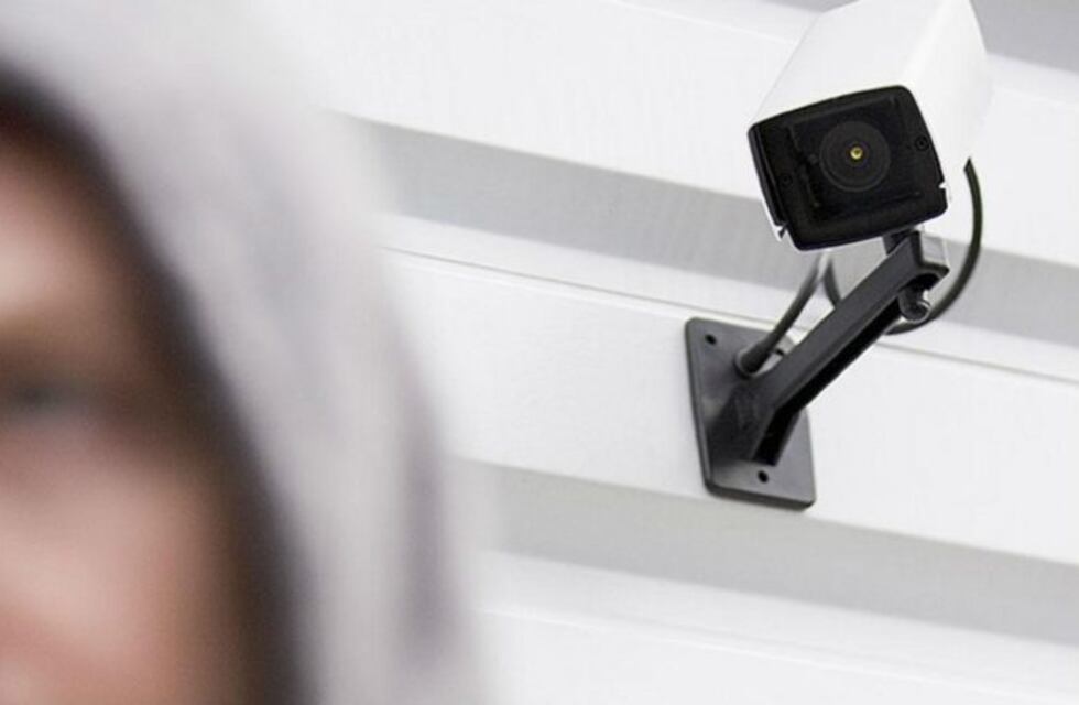 Colocó cámaras porque sospechaba de su padre y descubrió que abusaba de su hermana