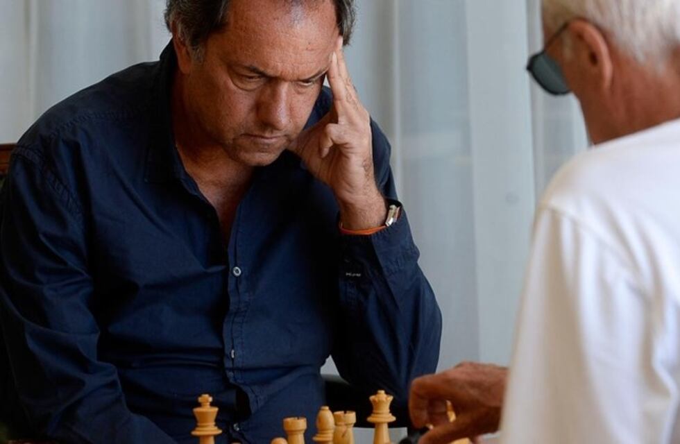 Daniel Scioli juega al ajedrez para "soportar presiones del rival"