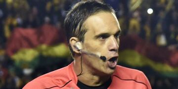 Referee Patricio Loustau of Argentina gestures during the Copa Libertadores football match between The Strongest of Bolivia and Colombia's Independiente Santa Fe at Hernando Siles Stadium, in La Paz, Bolivia on March 9, 2017. / AFP PHOTO / ar / AIZAR RALDES la paz bolivia patricio loustau futbol copa libertadores 2017 futbol futbolistas the strongest independiente santa fe