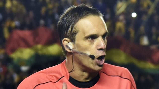 Referee Patricio Loustau of Argentina gestures during the Copa Libertadores football match between The Strongest of Bolivia and Colombia's Independiente Santa Fe at Hernando Siles Stadium, in La Paz, Bolivia on March 9, 2017. / AFP PHOTO / ar / AIZAR RALDES la paz bolivia patricio loustau futbol copa libertadores 2017 futbol futbolistas the strongest independiente santa fe
