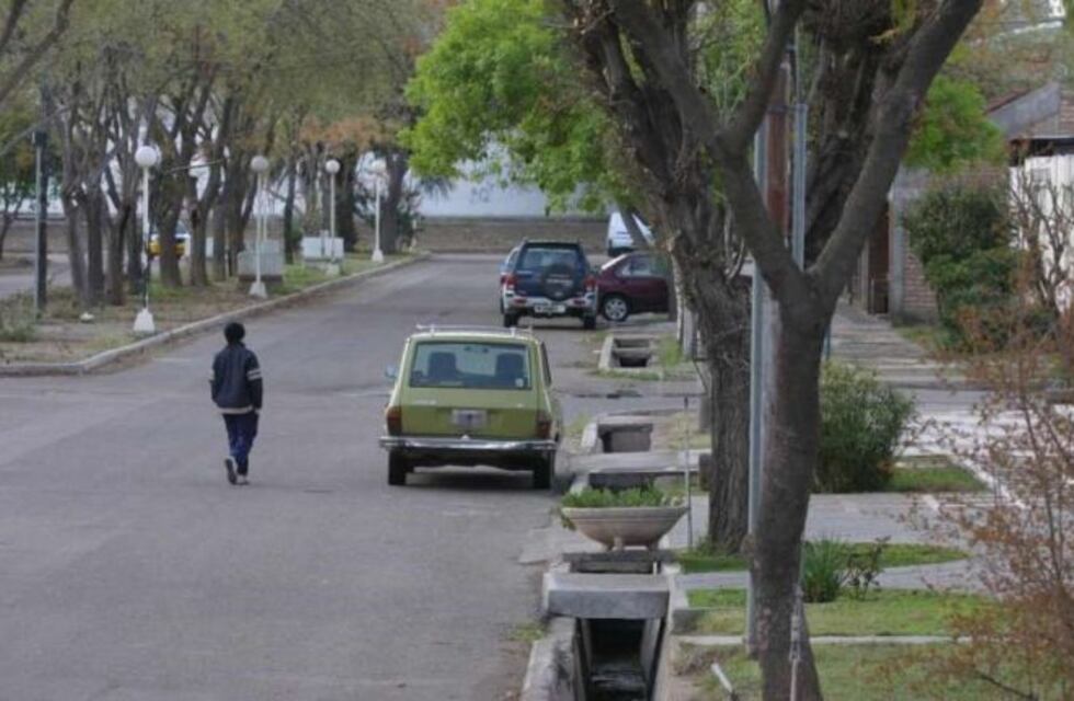 La pelota en el patio: el nuevo cuento del tío que usan en Las Heras