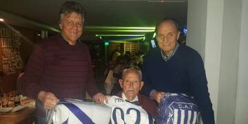 Cacho Quiñones y el doctor Carena, integrantes de la dirigencia de Talleres, presentes en el festejo del querido Paco\u002E