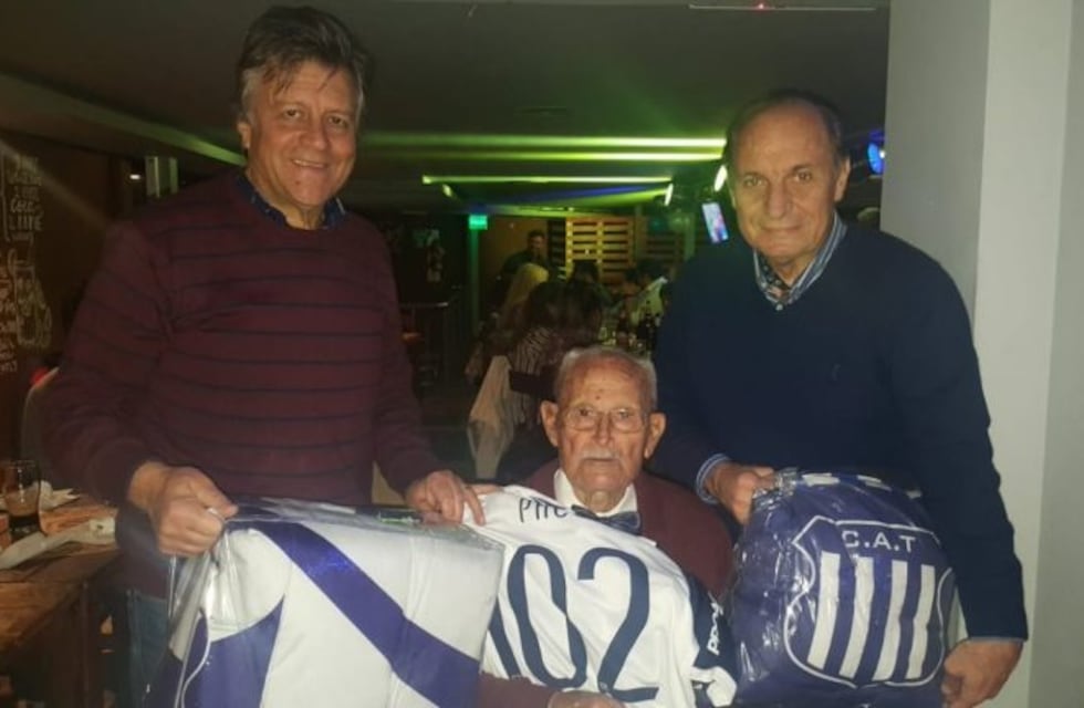 Talleres festejó el cumpleaños de Paco, su hincha centenario