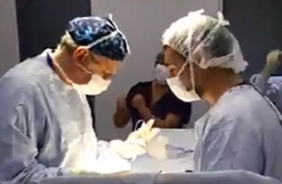 ¡Polémica! Un grupo de médicos chilenos frenó una cirugía para celebrar el triunfo de la selección