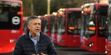 Cornejo presentó los nuevos colectivos eléctricos para el transporte público de Mendoza
