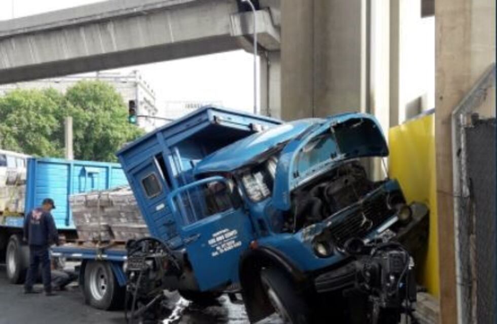 Nuevo accidente de un camión en la avenida Huergo: hay demoras en el bajo