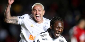 Soccer Football - Copa Sudamericana - Semifinal - First Leg - Colon de Santa Fe v Atletico Mineiro - Estanislao Lopez Stadium, Santa Fe, Argentina - September 19, 2019 Atletico Mineiro's Yimmy Chara celebrates scoring their first goal with Vinicius Goes REUTERS/Agustin Marcarian TPX IMAGES OF THE DAY