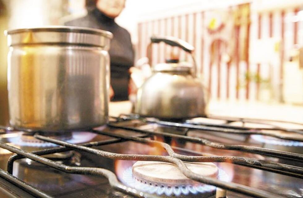 Tienen 81 y 106 años, las intimaron por una deuda de gas