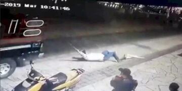 El intendente de Las Margaritas fue arrastrado por la calle (Web)