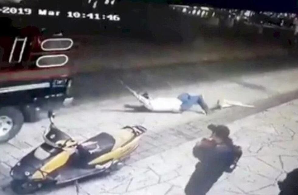 Por incumplir una promesa de campaña, vecinos ataron al intendente a una camioneta y lo arrastraron por la calle