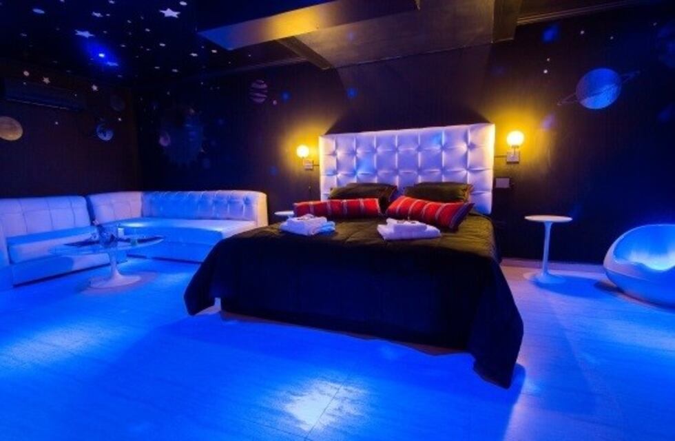 Avanza el proyecto para que admitan tríos y parejas swinger en los albergues transitorios