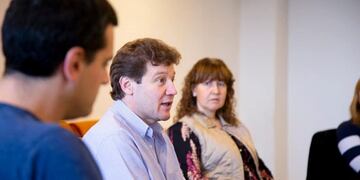 Gustavo Melella y Mónica Urquiza reunidos con el COE\u002E