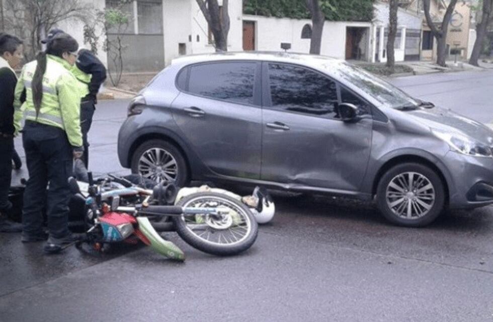 Un agente de tránsito fue atropellado por un automóvil