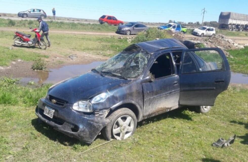 Un joven salió ileso tras volcar por esquivar un tirante