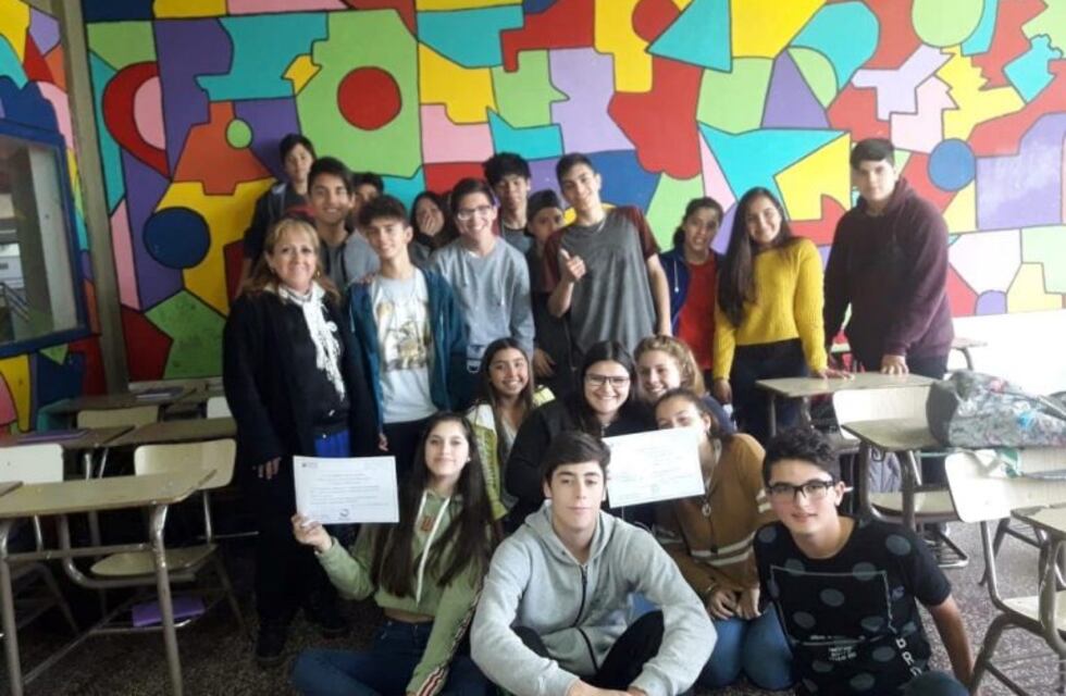 Alumnos pagaron la placa para el Banco Rojo en Punta Alta