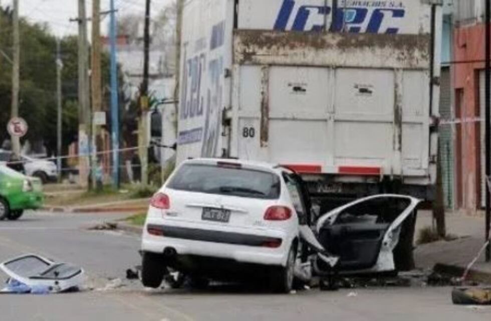El joven que chocó contra un camión estacionado en Quilmes fue operado y sigue grave