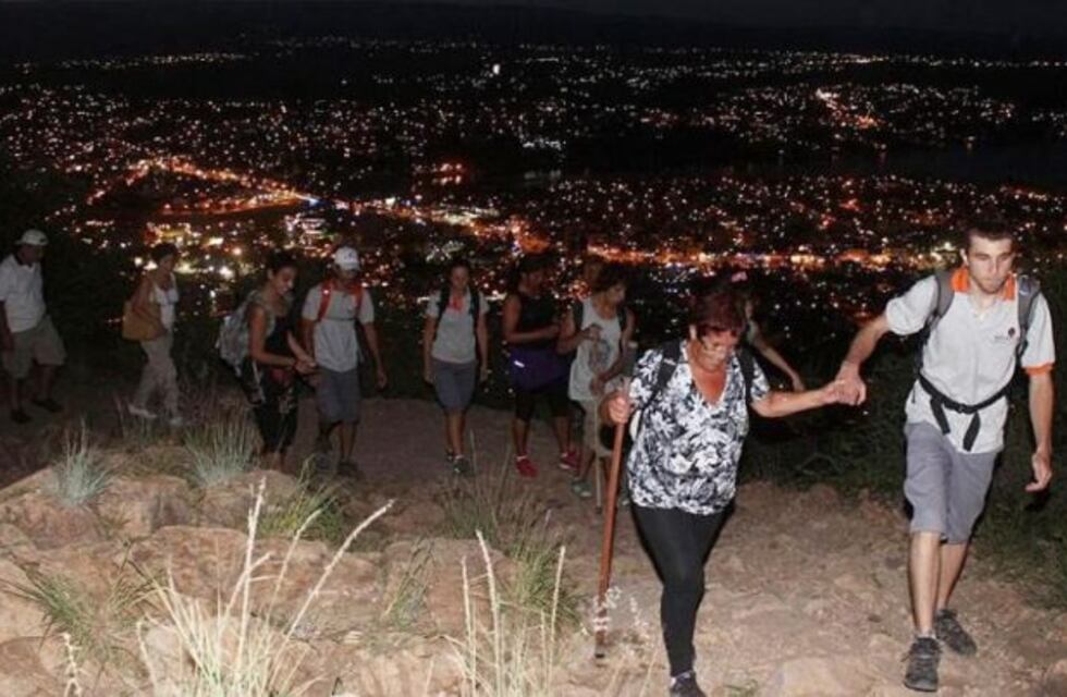 Desde el lunes vuelven las visitas guiadas nocturnas al cerro de La Cruz