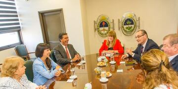 El Gobernador electo junto a la Vicegobernadora electa junto a referentes del Superior Tribunal\u002E