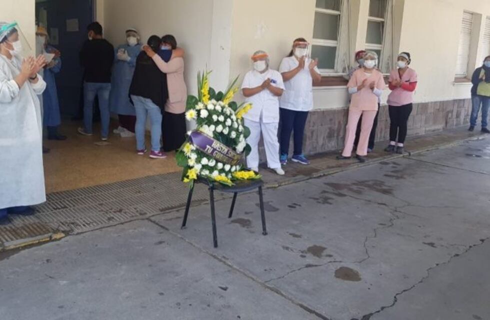 Despiden a un enfermero con profunda congoja, sirenas y aplausos