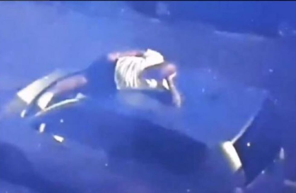 Sneijder fue detenido en Holanda por bailar borracho sobre un auto