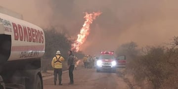 Los bomberos esperan una ayuda del cielo para combatir los incendios\u002E Y llegaría este martes\u002E