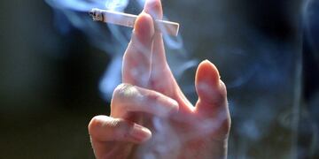 ARCHIVO - Una mano sostiene el 06/06/2012 en Berlín, Alemania, un cigarrillo\u002E Fumar no sólo daña los pulmones, sino que también es una amenaza para el medio ambiente, según advirtió hoy la Organización Mundial de la Salud (OMS) en un informe publicado en vísperas del Día Mundial Sin Tabaco\u002E\r\n(Vinculado al texto de dpa \